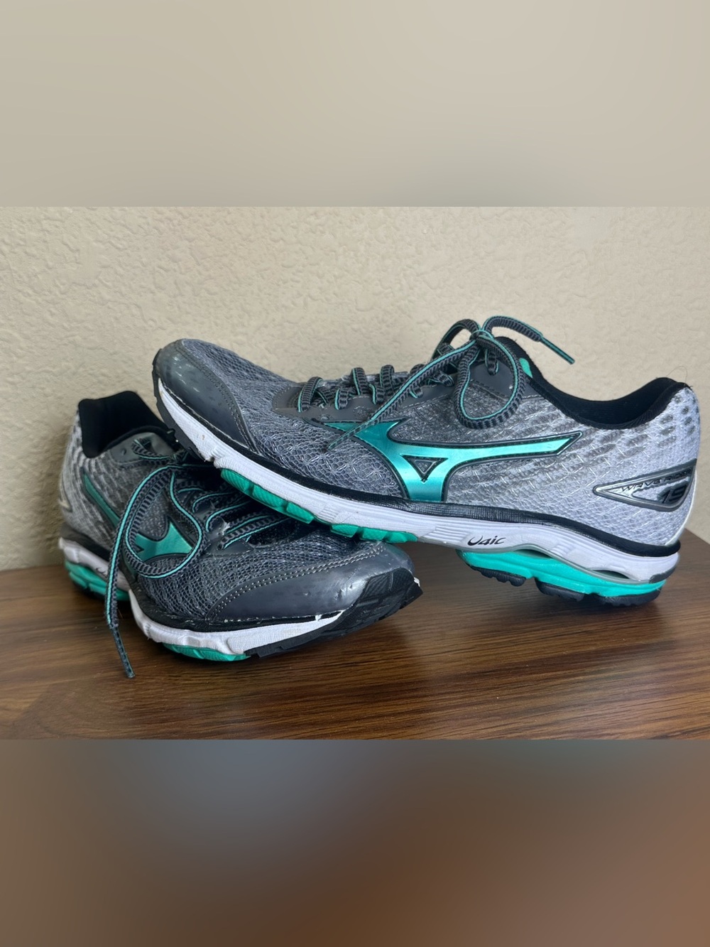 Mizuno Wave Rider 19 Womens Running Shoes Size 7.5 Grey Teal Silver Sneakers